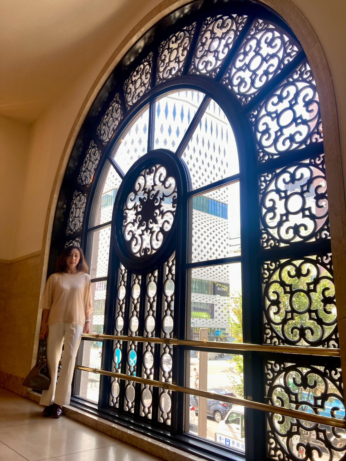 和光本館西口階段の1階から2階へ上がる踊り場にある大きな窓