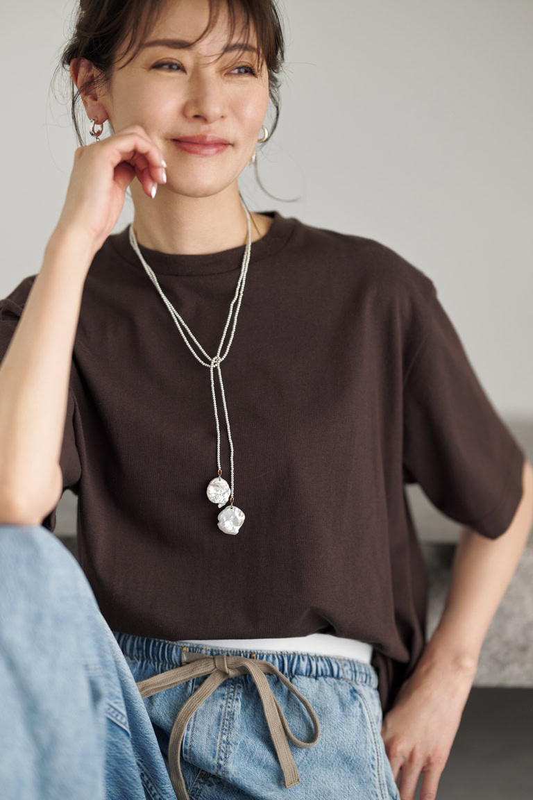 ラリエット¥15,400、ピアス¥14,300／ともにツル バイ マリコ オイカワ、Tシャツ¥12,100／エス（sense）、デニムパンツ¥9,990／ギャップ