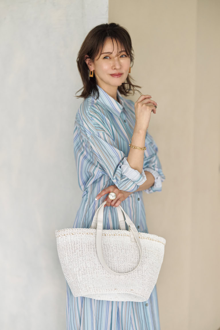 バッグ¥44,000／バケット バゲージ（アイネックス）、シャツワンピース¥24,750／ファナカ（ティースクエア プレスルーム）、サングラス¥50,600／アイヴァン（アイヴァン 東京ギャラリー）、ピアス¥19,800／ワンエー アールバイ ウノアエレ（ウノアエレ ジャパン）、ブレスレット¥8,800／アビステ、リング¥40,480／ピニャッタ（ズットホリック）