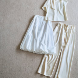 トップス¥46,200／レキップクチュリエ、スカート¥47,300／ミラ・ショーン（コロネット）、パンツ¥15,000／COS（COS 青山店）