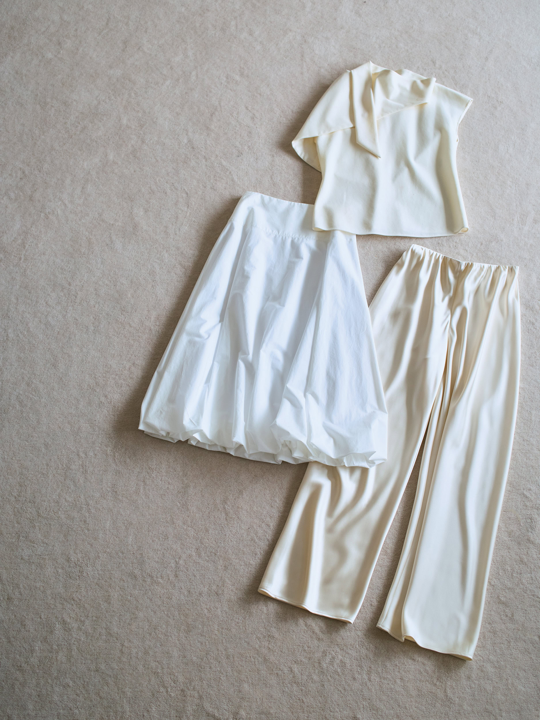 トップス¥46,200／レキップクチュリエ、スカート¥47,300／ミラ・ショーン（コロネット）、パンツ¥15,000／COS（COS 青山店）