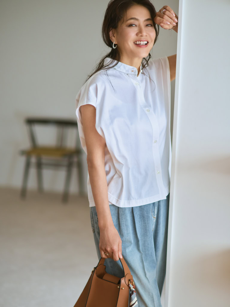 ブラウス¥137,500、デニムパンツ¥ 215,600／ともにファビアナ フィリッピ （コロネット）、バッグ（スカーフつき）¥99,000／ストラスベリー、ブレスレット¥825,000、リング（左手）¥794,200、 リング（右手）¥499,400［参考価格］、 ピアス¥400,400／すべてTASAKI