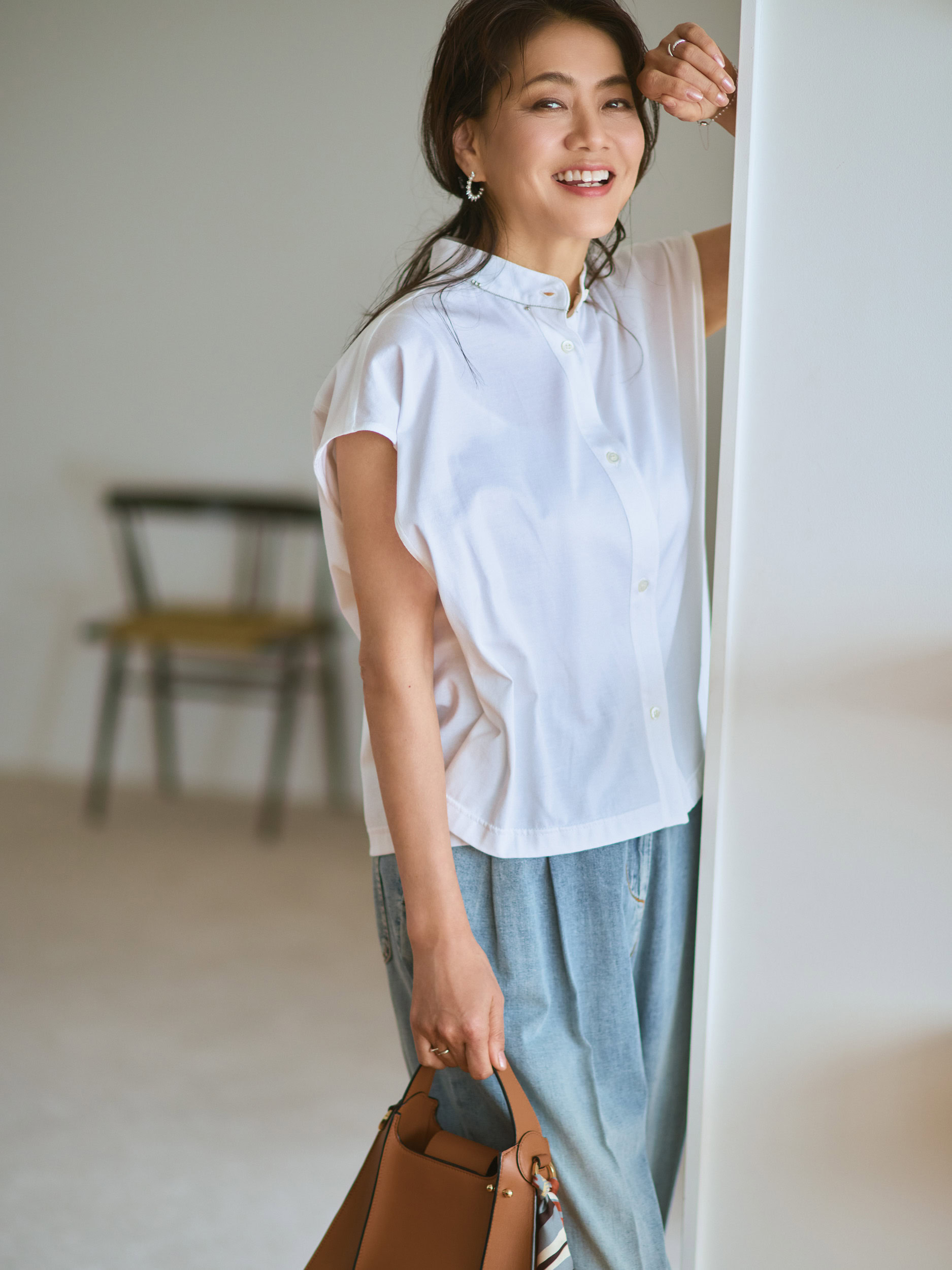 ブラウス¥137,500、デニムパンツ¥ 215,600／ともにファビアナ フィリッピ （コロネット）、バッグ（スカーフつき）¥99,000／ストラスベリー、ブレスレット¥825,000、リング（左手）¥794,200、 リング（右手）¥499,400［参考価格］、 ピアス¥400,400／すべてTASAKI