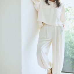 シャツ¥53,900、パンツ¥42,900／ともにロゥタス（ロゥタスカスタマーサービス）、ベルト¥19,800、ハット¥15,400／ともにレキップ、サンダル¥119,900／セルジオ ロッシ（セルジオ ロッシ ジャパン カスタマーサービス）、ピアス¥143,000／ミズキ（リトルリーグ インク）