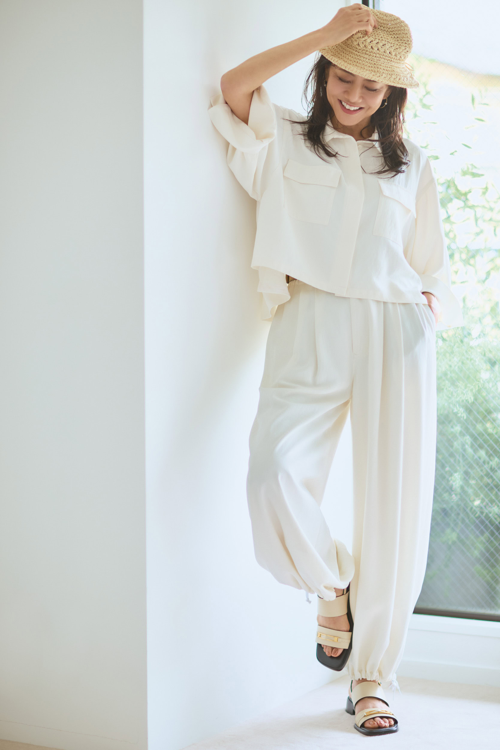 シャツ¥53,900、パンツ¥42,900／ともにロゥタス（ロゥタスカスタマーサービス）、ベルト¥19,800、ハット¥15,400／ともにレキップ、サンダル¥119,900／セルジオ ロッシ（セルジオ ロッシ ジャパン カスタマーサービス）、ピアス¥143,000／ミズキ（リトルリーグ インク）
