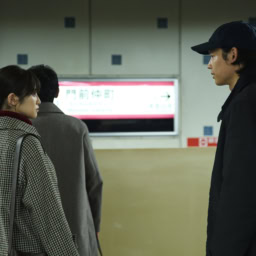映画『白鳥とコウモリ』より容疑者の息子・倉木和真(松村北斗)と、被害者の娘・白石美令(今田美桜)