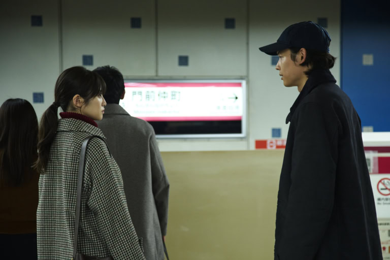 映画『白鳥とコウモリ』より容疑者の息子・倉木和真(松村北斗)と、被害者の娘・白石美令(今田美桜)