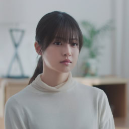 映画『白鳥とコウモリ』より父を亡くした白石美令(今田美桜)