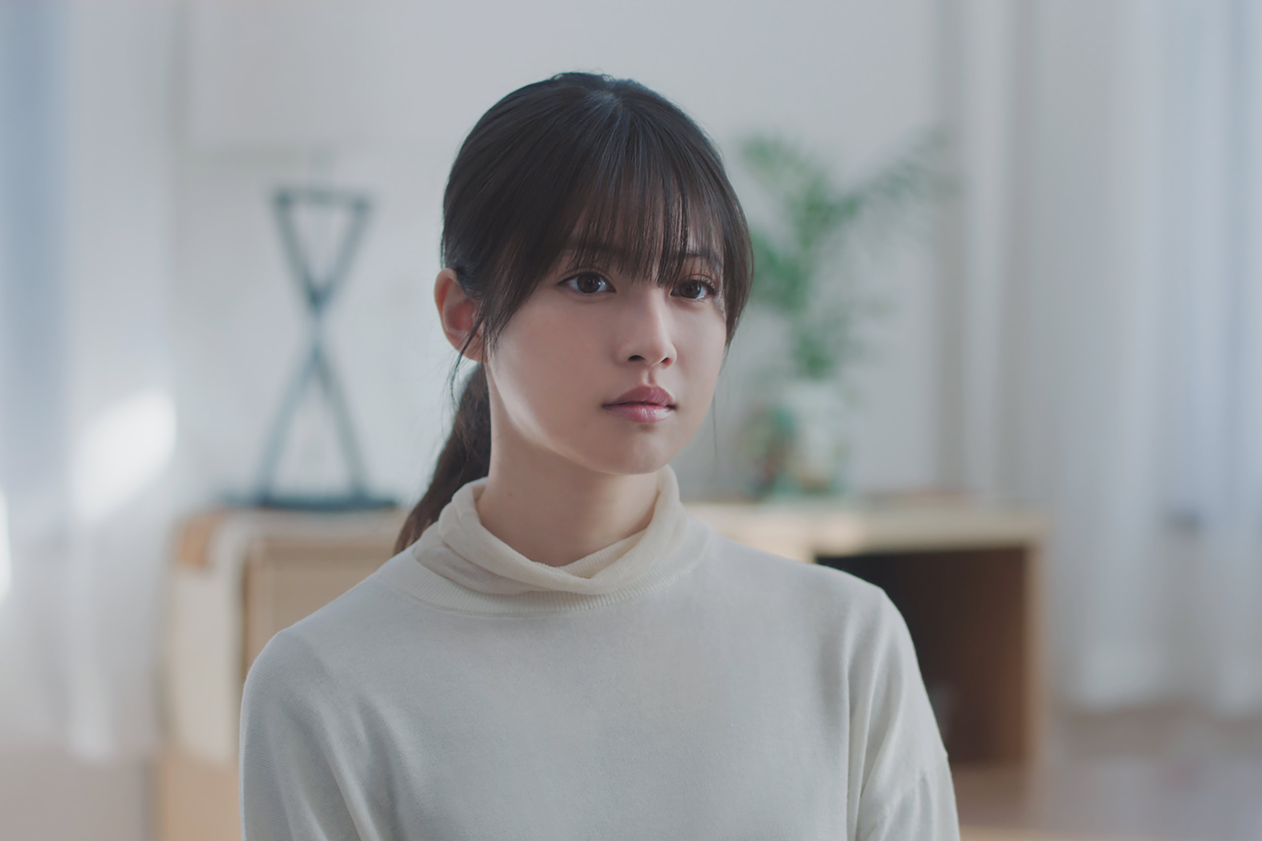 映画『白鳥とコウモリ』より父を亡くした白石美令(今田美桜)