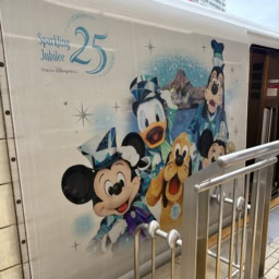 ディズニーラッピングの新幹線