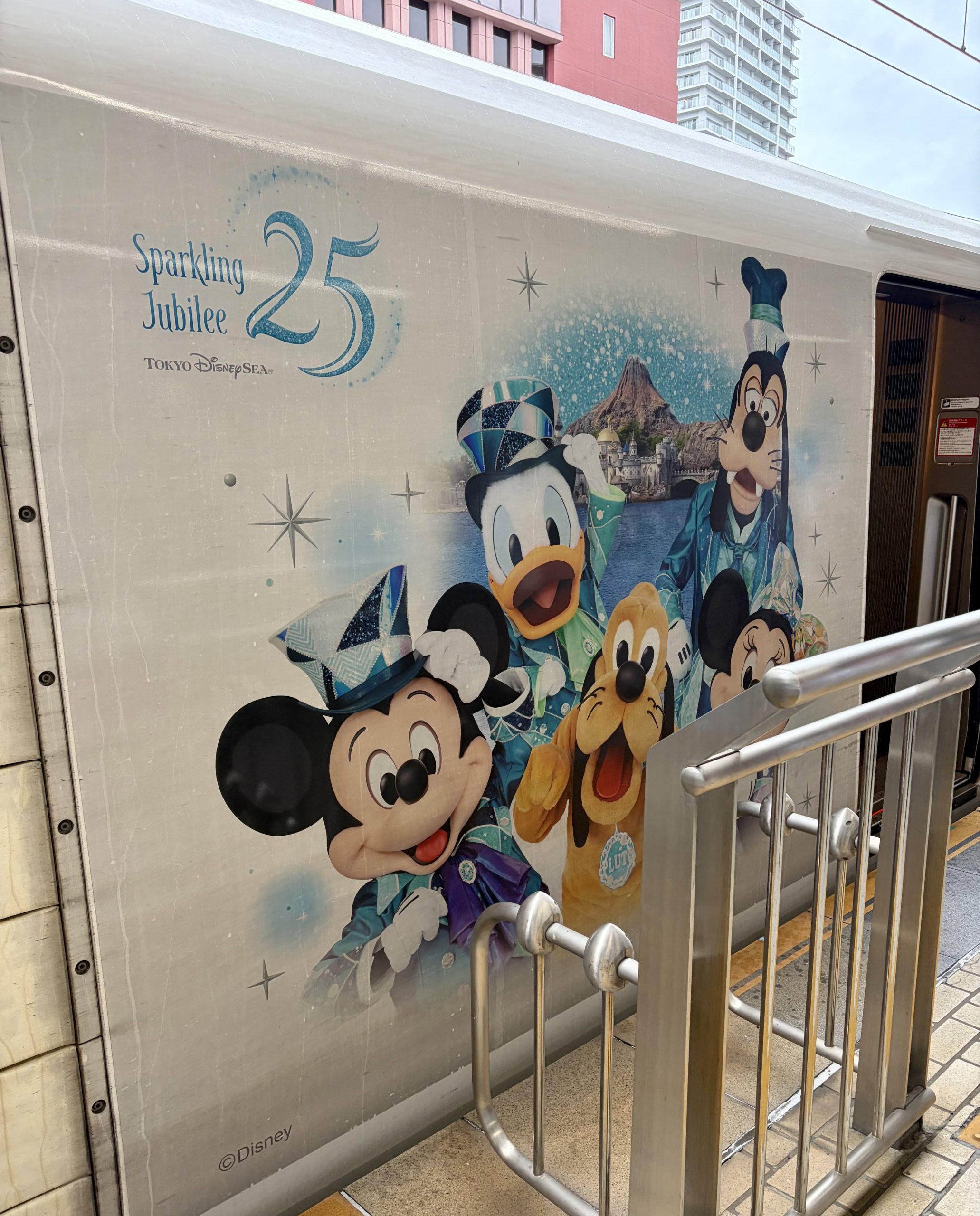 ディズニーラッピングの新幹線