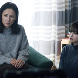 映画『白鳥とコウモリ』より美令の母・綾子(吉田羊)