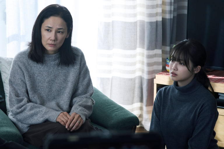 映画『白鳥とコウモリ』より美令の母・綾子(吉田羊)