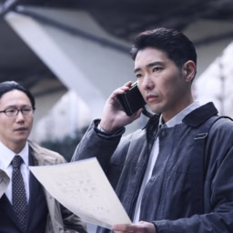 映画『白鳥とコウモリ』より事件を捜査する五代刑事(柄本佑)と中町刑事(前原滉)
