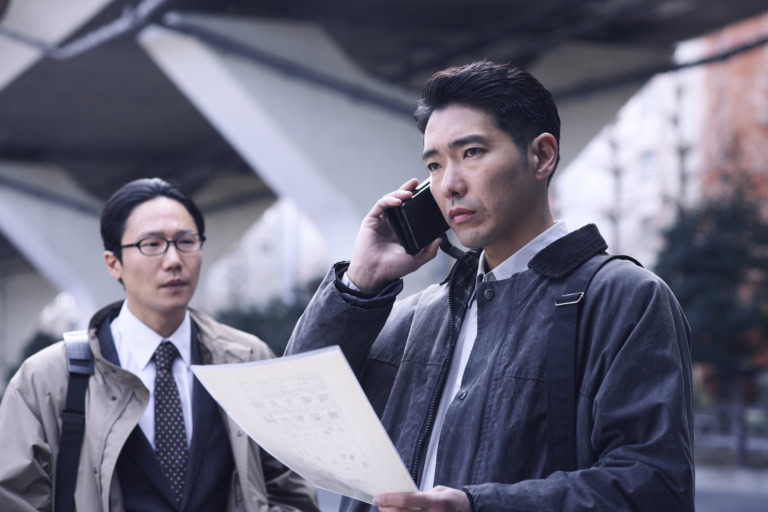 映画『白鳥とコウモリ』より事件を捜査する五代刑事(柄本佑)と中町刑事(前原滉)