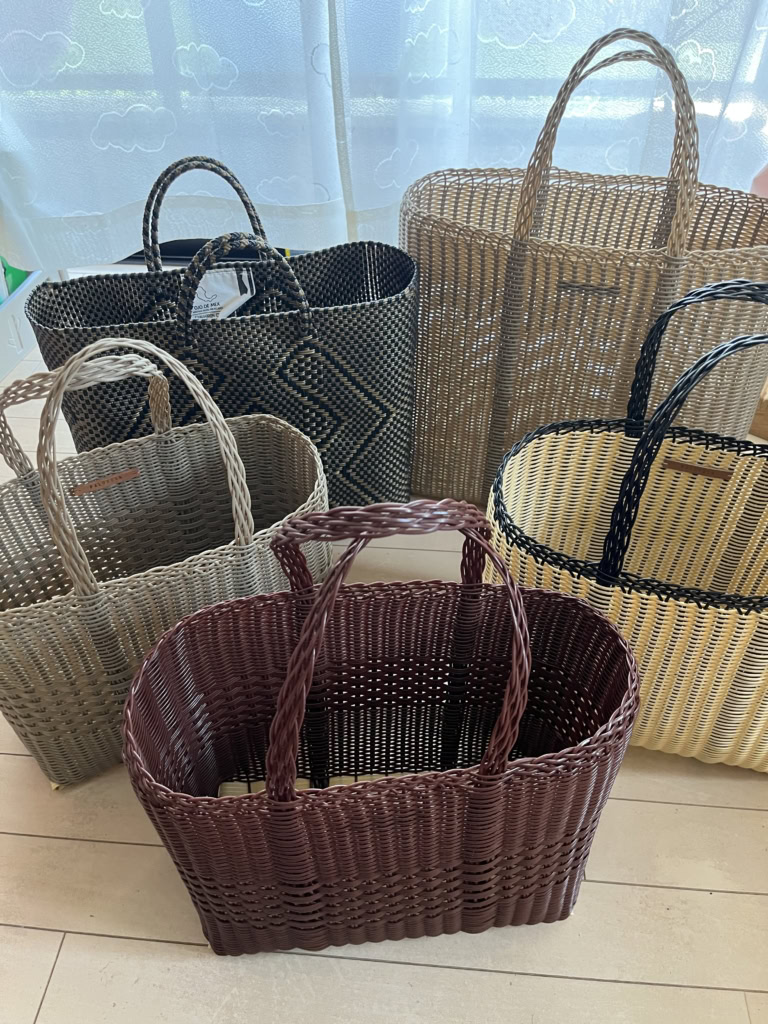 「パロローザ」のカゴバッグ4つと、後ろ左のメルカドバックは、秋色ブラウン系のバッグ。
