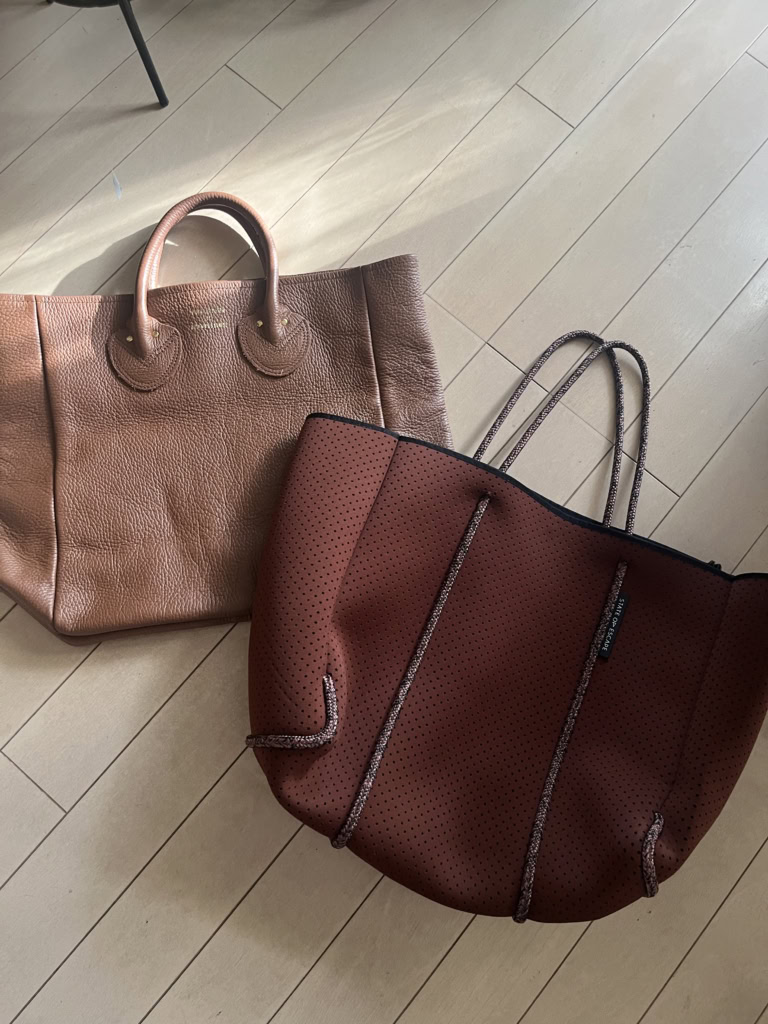 秋色ブラウンのバッグ。左は「ヤングアンドオルセン」、右は「ステートオブエスケープ」。
