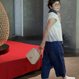 トップス：indian khadi、フレンチスリーブボトム　：herringbone linen indigo　ミャオパンツ、バッグ　：Hermès