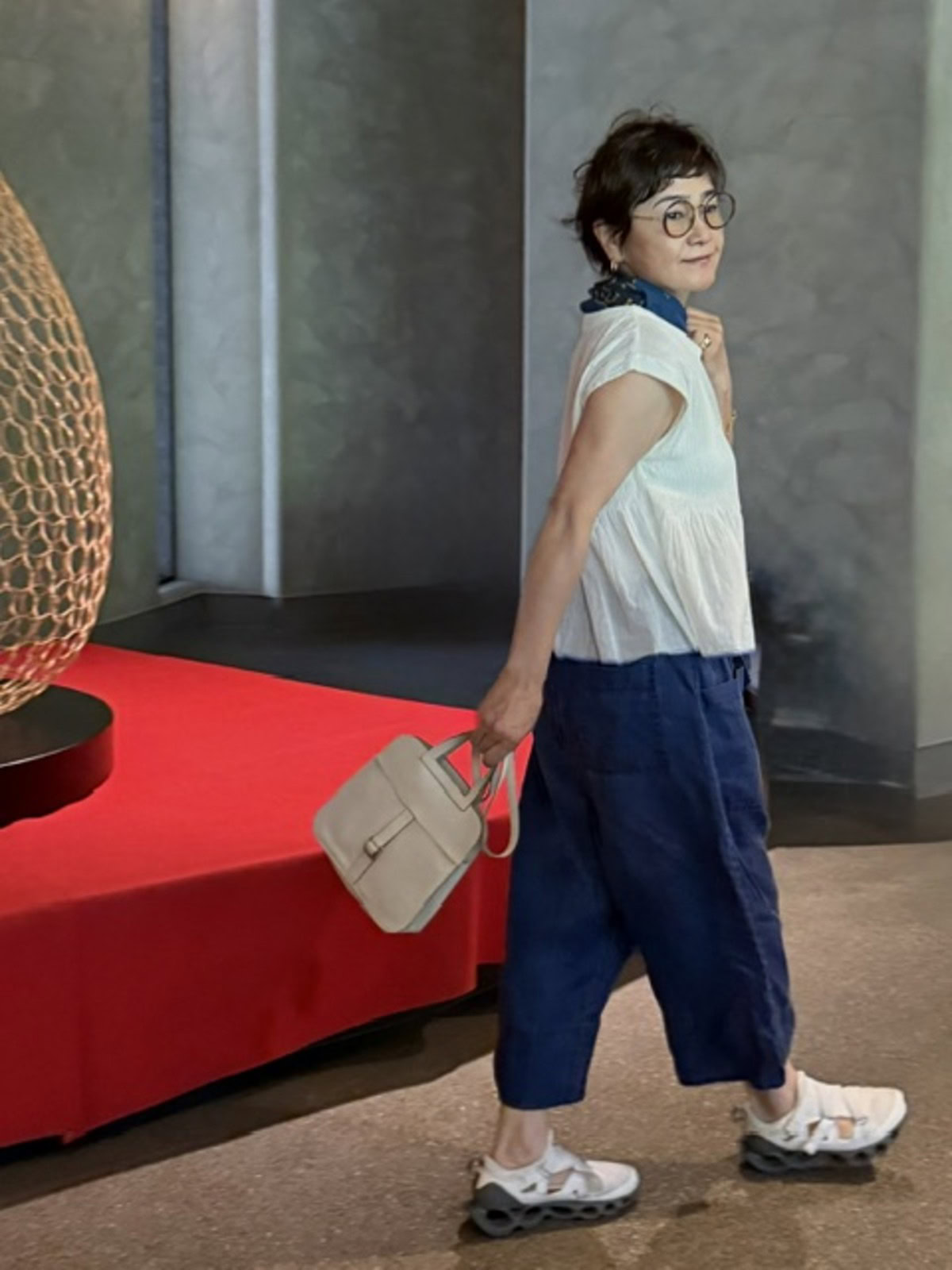 トップス:indian khadi、フレンチスリーブボトム :herringbone linen indigo ミャオパンツ、バッグ :Hermès
