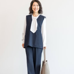 ダブルクロスジレセットアップ ネイビー¥15,000、UVカットチェーンパーツブラウス ブルー¥8,990、バケットバッグ ベージュ¥9,990、ほかはすべて私物
