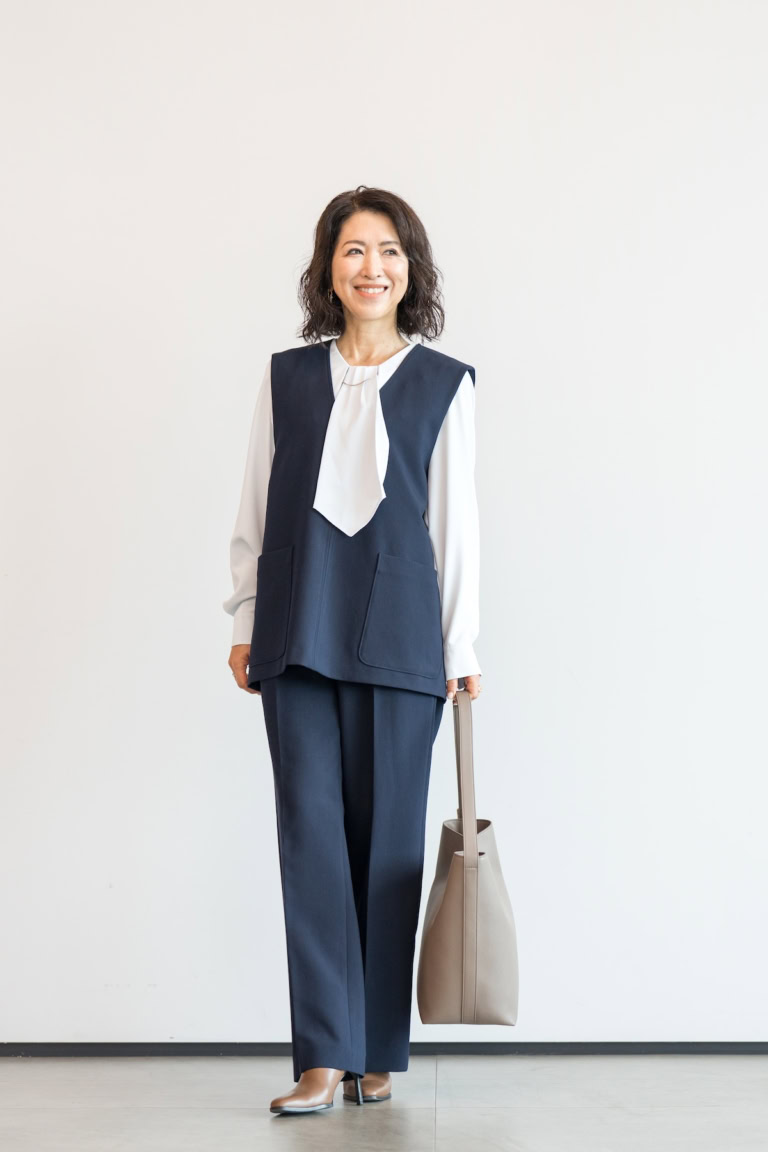 ダブルクロスジレセットアップ ネイビー¥15,000、UVカットチェーンパーツブラウス ブルー¥8,990、バケットバッグ ベージュ¥9,990、ほかはすべて私物