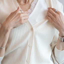 薄手のセーターにレイヤードしやすいレースVネックニットタンクトップ