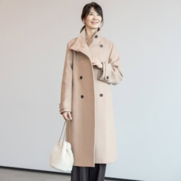 ウールモッサロングコート ベージュ￥29,000※10月上旬発売、 レースVネックニットタンクトップ ホワイト¥5,990、メリノウールブレンドVネックリブカーディガン オフホワイト¥9,990、 PLUS STYLE ワイドパンツ（ウォームリザーブ）ダークブラウン¥12,000、フェイクファードローストリングバッグ オフホワイト￥7,990※9月下旬発売予定、シューズ（参考商品）、ほかはすべて私物