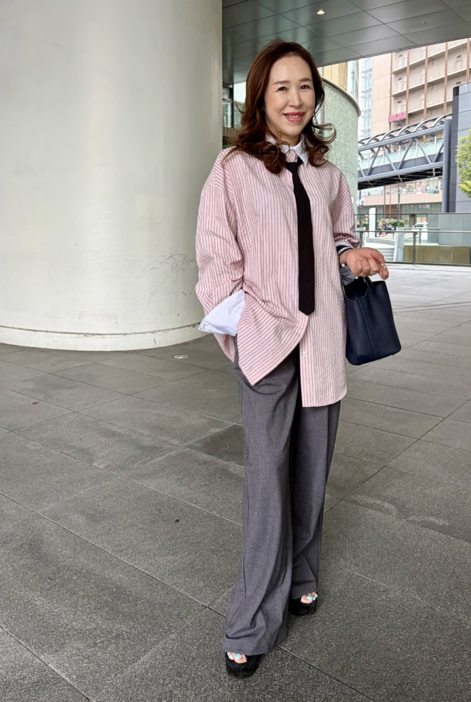 【60代スナップ〈大阪〉】くすみを飛ばす「大人のピンク」!ハンサムに着こなす秋のボウタイシャツコーデ