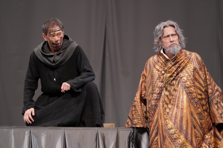 (左から)ケント伯爵役・杉本哲太さん、リア王役・内野聖陽さん