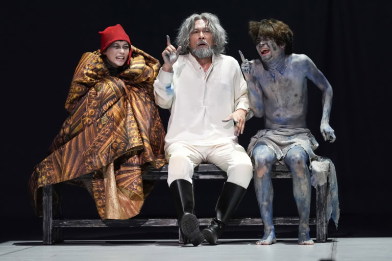 (左から)道化役・清水くるみさん、リア王役・内野聖陽さん、エドガー役・井之脇海さん