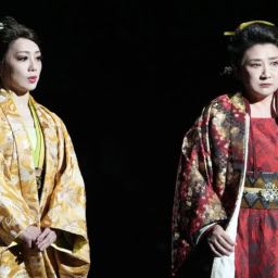 舞台『リア王』　リーガン役：朝月希和さん、ゴネリル約：松下由樹さん