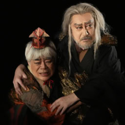 舞台『リア王』　左から、道化役：小倉久寛さん、リア王役：中村芝翫さん