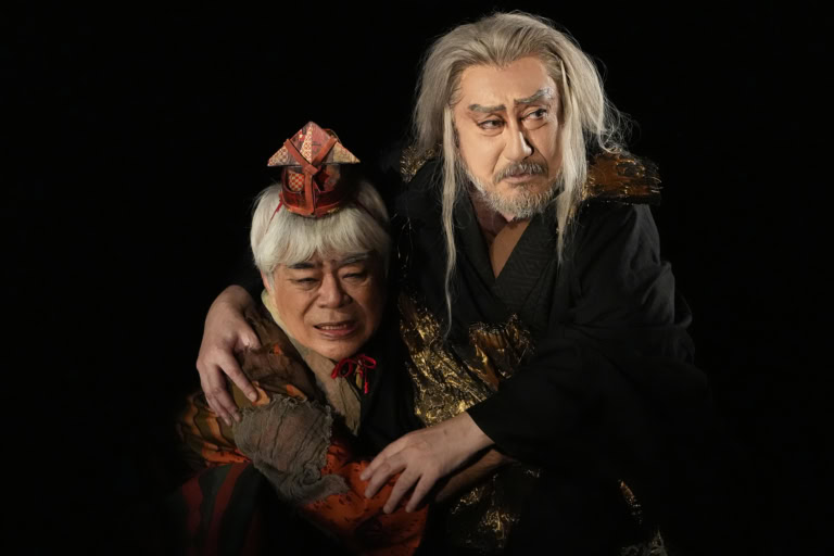 舞台『リア王』　左から、道化役：小倉久寛さん、リア王役：中村芝翫さん