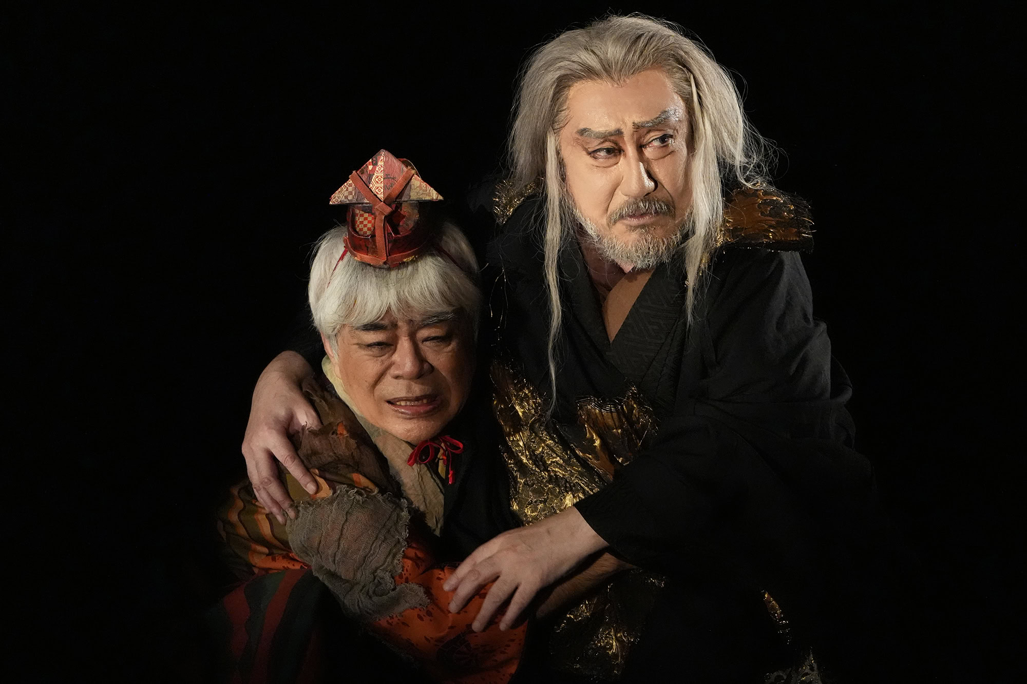 舞台『リア王』　左から、道化役：小倉久寛さん、リア王役：中村芝翫さん