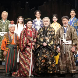舞台『リア王』　前列左から 小倉久寛さん、松下由樹さん、中村芝翫さん、村田雄浩さん、後列左から 二反田雅澄さん、井上小百合さん、三浦涼介さん、朝月希和さん、大野拓朗さん