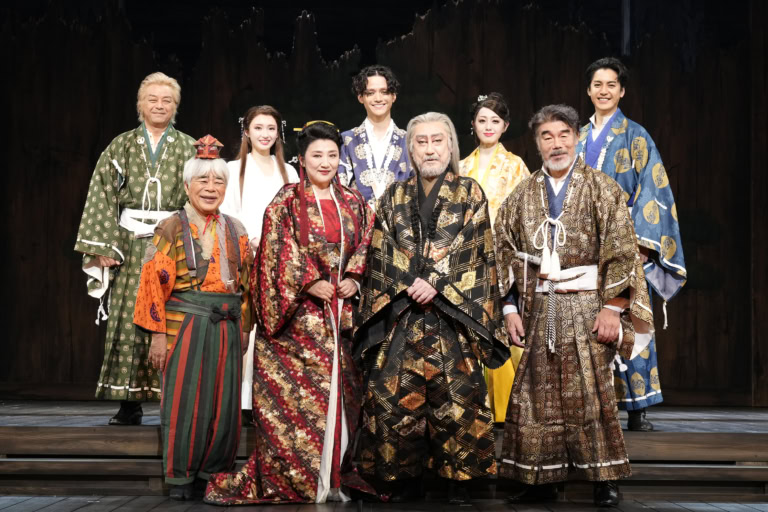 舞台『リア王』 前列左から 小倉久寛さん、松下由樹さん、中村芝翫さん、村田雄浩さん、後列左から 二反田雅澄さん、井上小百合さん、三浦涼介さん、朝月希和さん、大野拓朗さん
