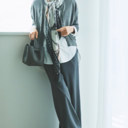 ストール(120×120㎝)¥18,700/マニプリ※別注、カーディガン¥22,000/ボールジィ、バッグ¥41,800/フィールアンドテイスト(すべてトゥモローランド)、シャツ¥14,300/ソージュ(ソージュ オンラインストア)、パンツ¥37,400/エストネーション、靴¥25,300/ピモンテ