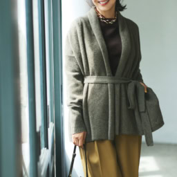 カーディガン¥53,900／ティッカ、ノースリーブニット¥7,700／ソージュ（ソージュ オンラインストア）、パンツ¥66,000／エストネーション、ネックレス¥33,000／シルビア・ネッキ（ピモンテ）、バッグ¥48,400／オルセット（オルサ）