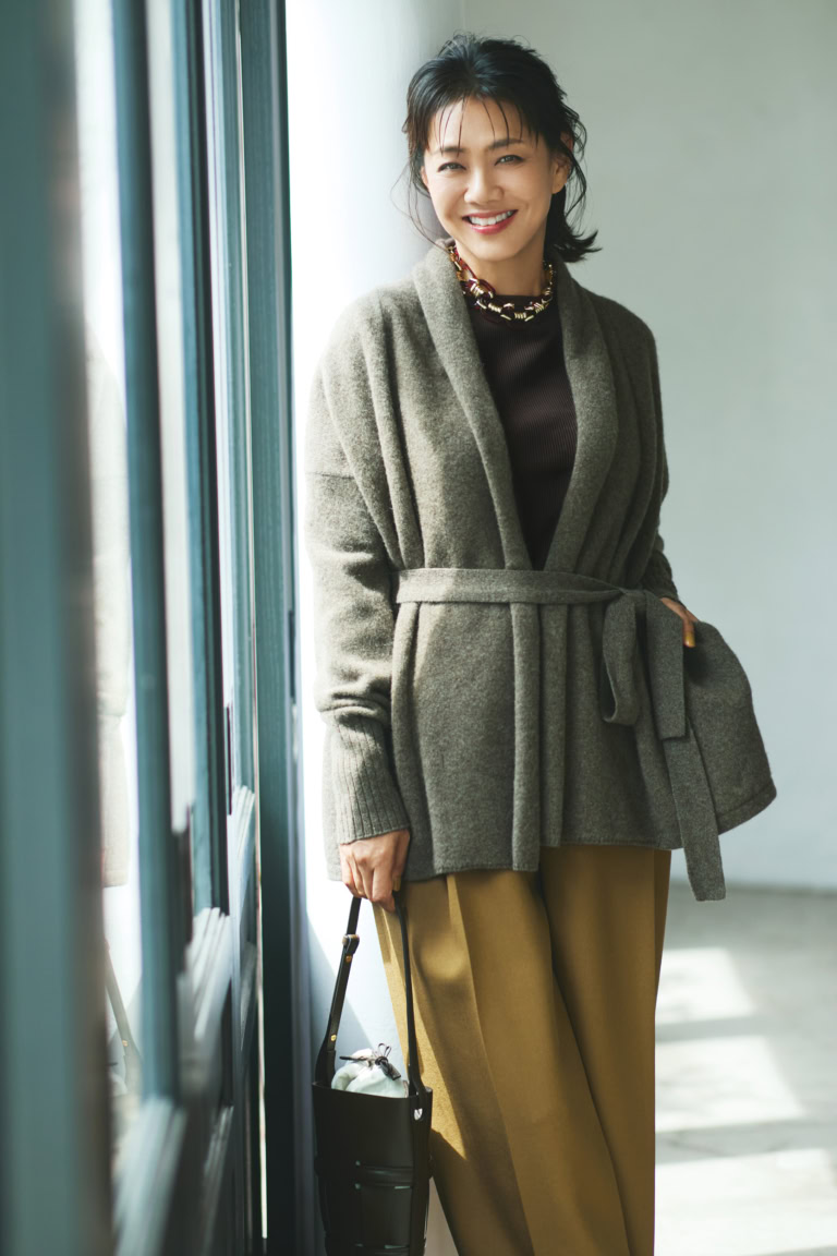 カーディガン¥53,900/ティッカ、ノースリーブニット¥7,700/ソージュ(ソージュ オンラインストア)、パンツ¥66,000/エストネーション、ネックレス¥33,000/シルビア・ネッキ(ピモンテ)、バッグ¥48,400/オルセット(オルサ)