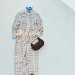 タイつきシャツ¥159,500、パンツ¥113,300／ともにエルマンノ フィレンチェ（ウール ン商会）、タートルネックカットソー¥18,700／ティッカ、バッグ¥58,300／ヴィアメイ ルバッグ（ティースクエア プレスルーム）、ブレスレット¥24,200／ワンエーアールバイウ ノアエレ（ウノアエレ ジャパン）、パンプス¥59,400／ペリーコ（アマン）