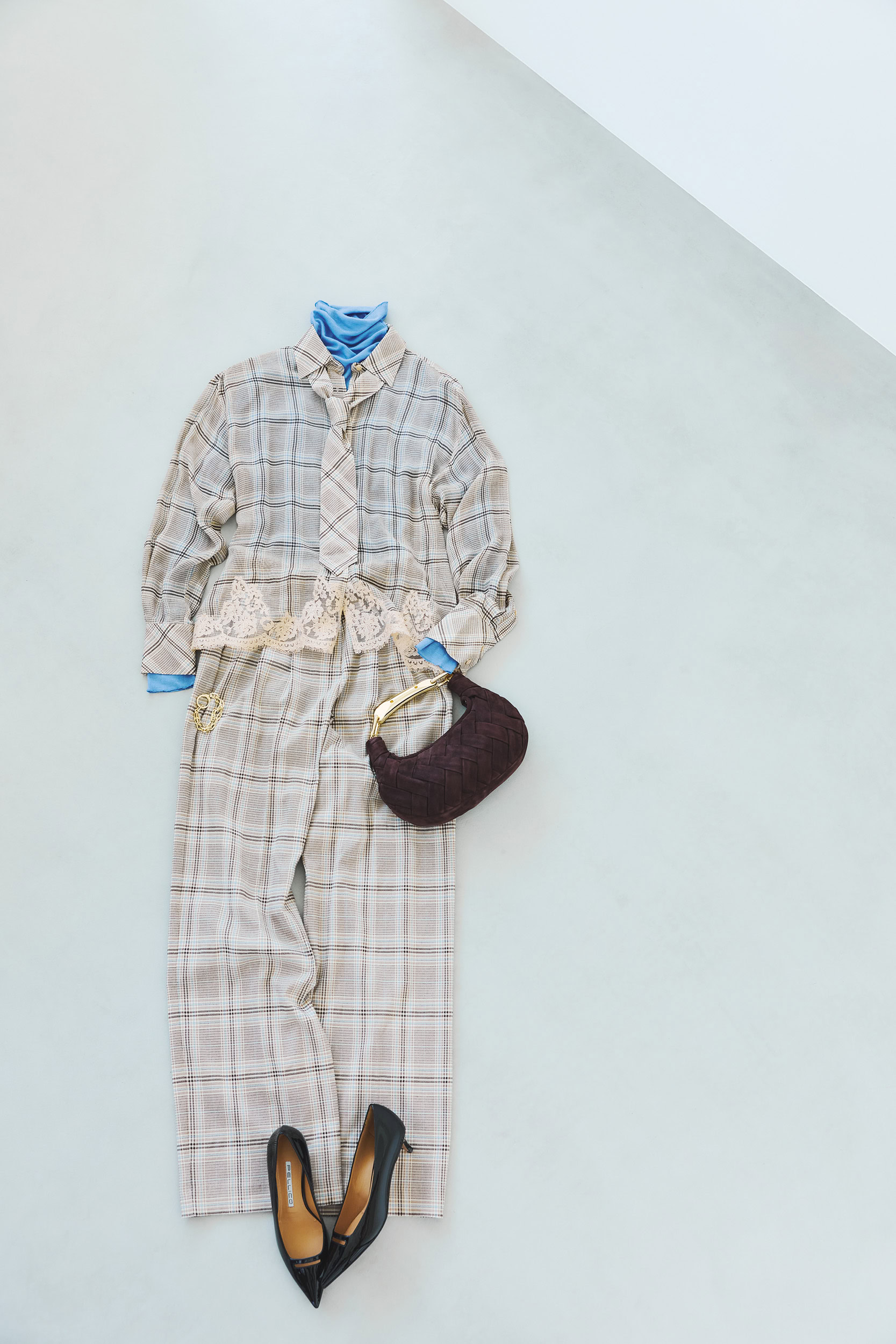 タイつきシャツ¥159,500、パンツ¥113,300／ともにエルマンノ フィレンチェ（ウール ン商会）、タートルネックカットソー¥18,700／ティッカ、バッグ¥58,300／ヴィアメイ ルバッグ（ティースクエア プレスルーム）、ブレスレット¥24,200／ワンエーアールバイウ ノアエレ（ウノアエレ ジャパン）、パンプス¥59,400／ペリーコ（アマン）