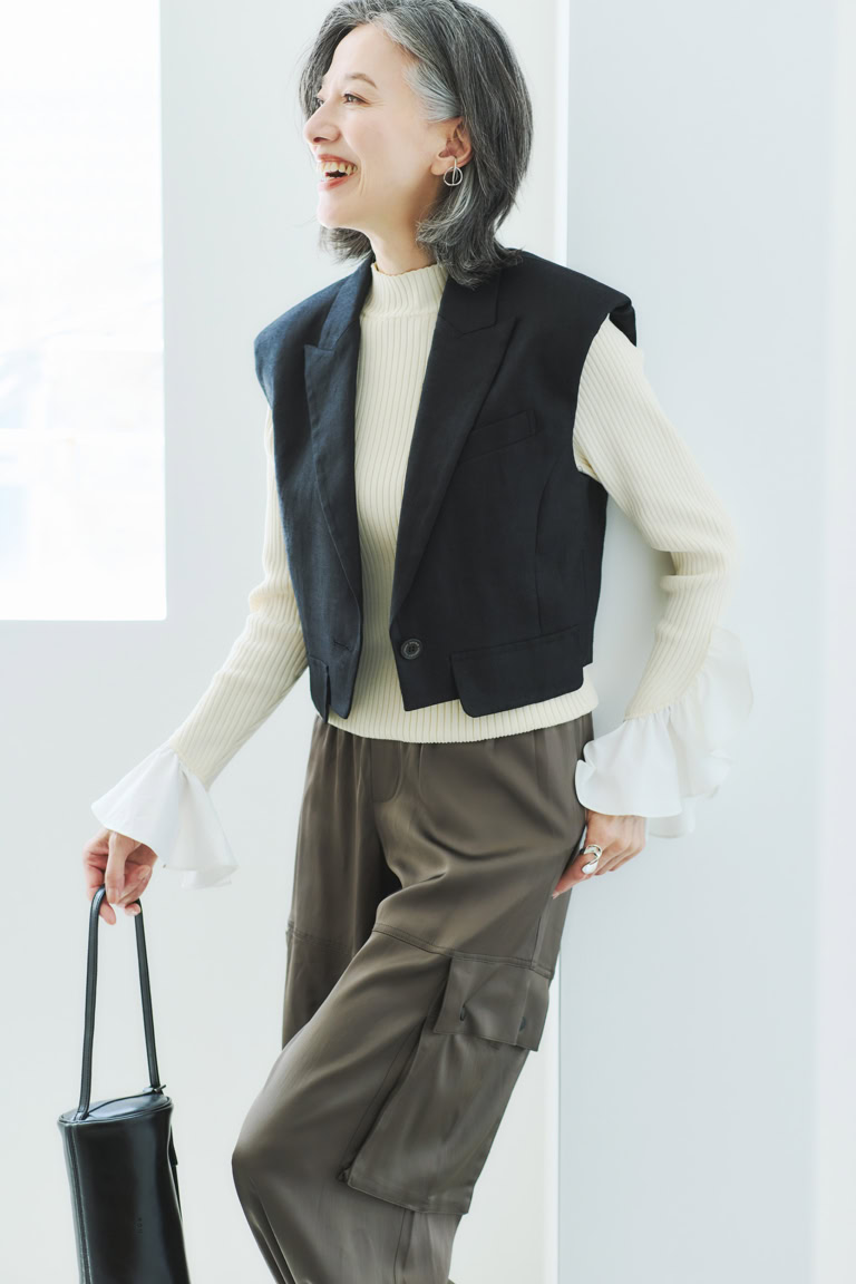 ニット¥23,100/マサコ テラニシ (アプレドゥマン)、ベスト¥42,900/ソブ(フィルム)、パンツ※10月中旬発売¥18,000/バナナ・リパブリック、イヤカフ¥34,100/バージュエリー(エルディスト ショールーム)、リング¥19,800/ワンエーアールバイウノアエレ(ウノアエレ ジャパン)、バッグ¥35,200/ローソウル