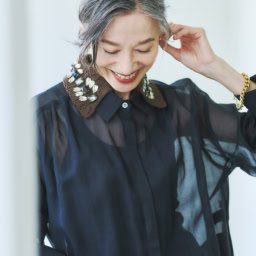 つけ衿¥20,460／テラ（ティースクエア プレスルーム）、シャツ¥29,000／シーニュ、タンクトップ¥13,200／ティッカ、イヤリング¥9,900、ブレスレット¥11,000／ともにアビステ
