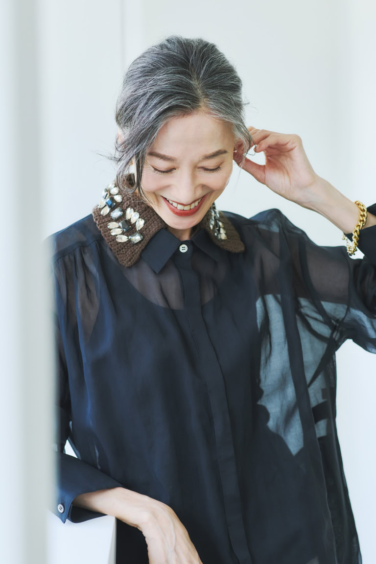 つけ衿¥20,460/テラ(ティースクエア プレスルーム)、シャツ¥29,000/シーニュ、タンクトップ¥13,200/ティッカ、イヤリング¥9,900、ブレスレット¥11,000/ともにアビステ