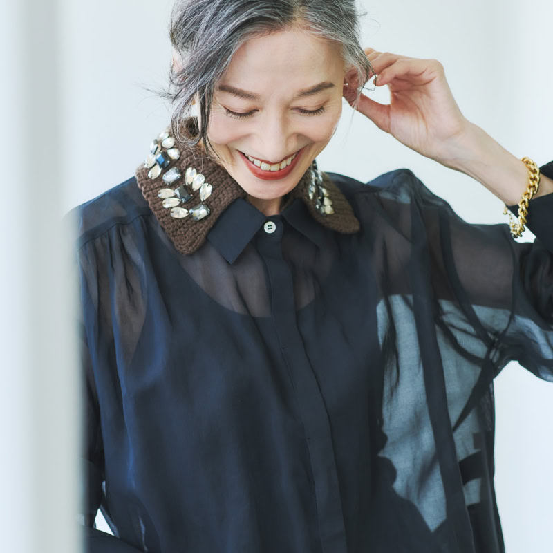 【60代ファッション】秋のおしゃれに効く!取り入れるだけで華やかになる、重ね着風アイテム&ペプラムトップス【大人の重ね着】