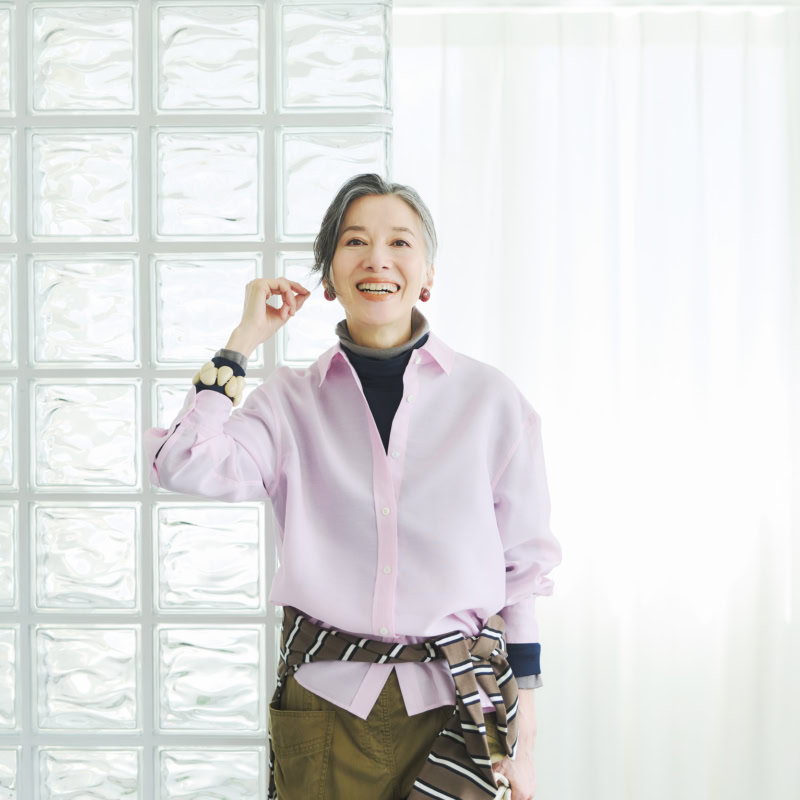 【60代ファッション】トレンドカラーを大人が上手に取り入れるには？色を効かせた秋の重ね着ファッション３選
