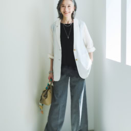 ノースリーブトップス¥9,900／ルージュ・ヴィフアンナ（アバハウスインターナショナルオンラインストア）、ジャケット¥9,889／ドゥクラッセ、パンツ¥162,800／ロレーナアントニアッツィ（ウールン商会）、バッグ¥41,800／プンティ（エルディスト ショールーム）、スカーフ¥11,000／マニプリ、イヤリング¥8,800、バングル¥14,300／ともにアビステ、クロスペンダント¥20,900、ネックレス¥69,300／ともにエスシル、サンダル¥36,300／ファビオルスコーニ（伊勢丹新宿本店 本館2階 婦人靴）