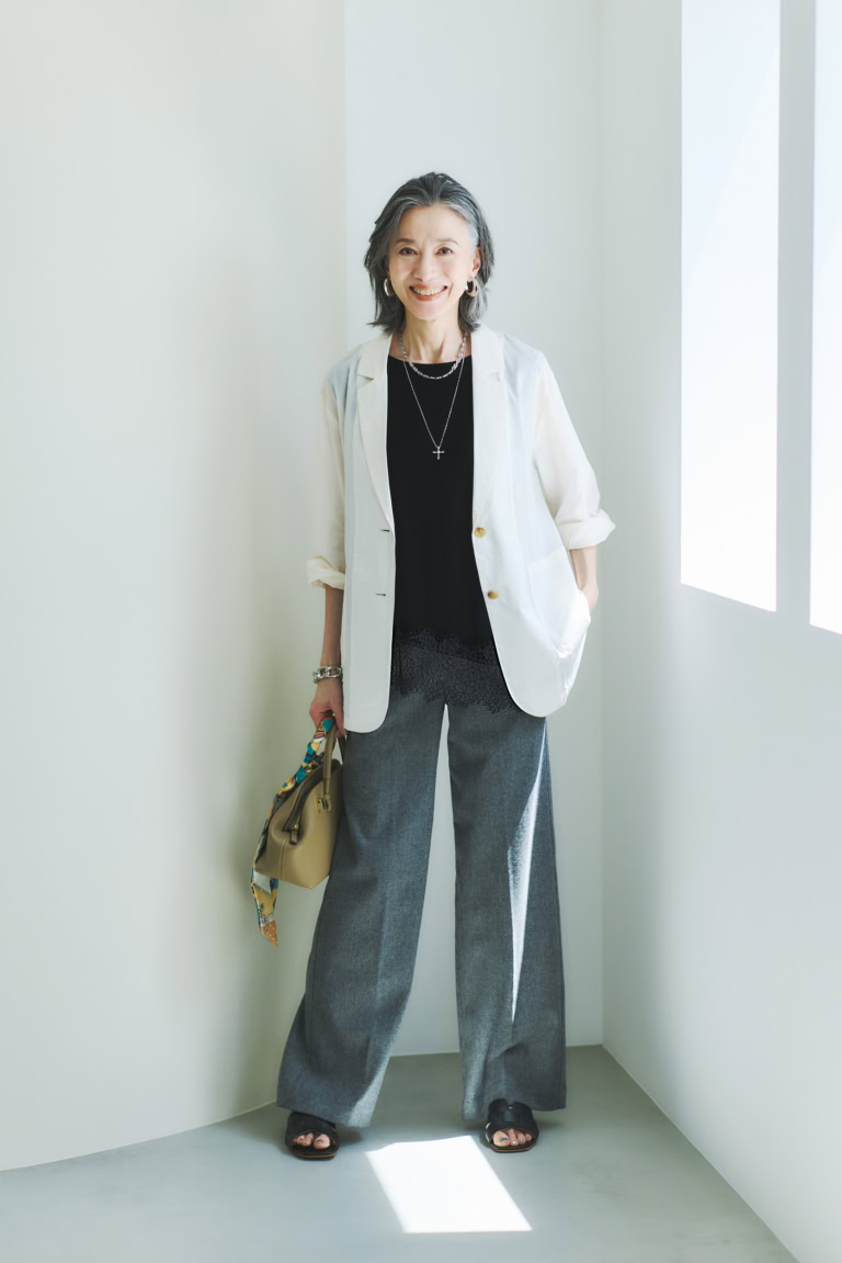 ノースリーブトップス¥9,900／ルージュ・ヴィフアンナ（アバハウスインターナショナルオンラインストア）、ジャケット¥9,889／ドゥクラッセ、パンツ¥162,800／ロレーナアントニアッツィ（ウールン商会）、バッグ¥41,800／プンティ（エルディスト ショールーム）、スカーフ¥11,000／マニプリ、イヤリング¥8,800、バングル¥14,300／ともにアビステ、クロスペンダント¥20,900、ネックレス¥69,300／ともにエスシル、サンダル¥36,300／ファビオルスコーニ（伊勢丹新宿本店 本館2階 婦人靴）