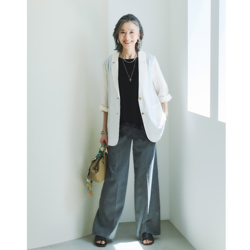 【60代ファッション】秋のおしゃれにぴったり！まとうだけでパッと着映える、大人の重ね着のコツとは？