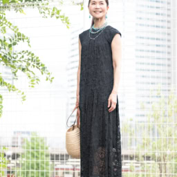 ワンピース1枚で着るとレースからのぞく素肌が上品で涼しげ。サンダルやかごバッグで夏らしい抜け感が効いています。